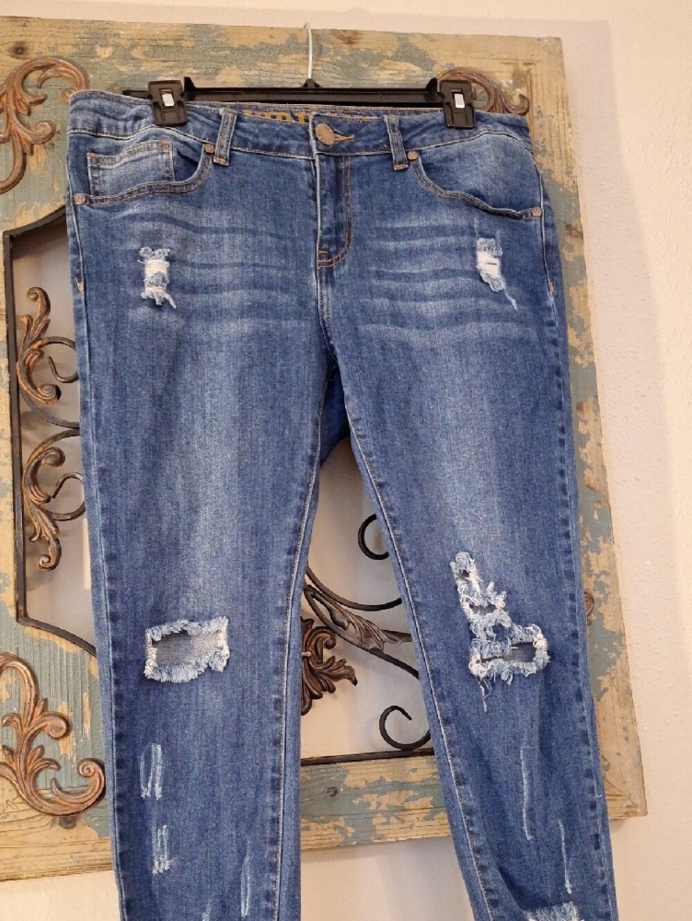 🔥🔥CLEARANCE🔥🔥 VIP Distressed Blue Cropped Skinny Jeans. Size 11/12 - Picture 3 of 7